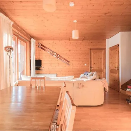 On Bus Route - Spacious - Sleeps 8 Semesterbostad *