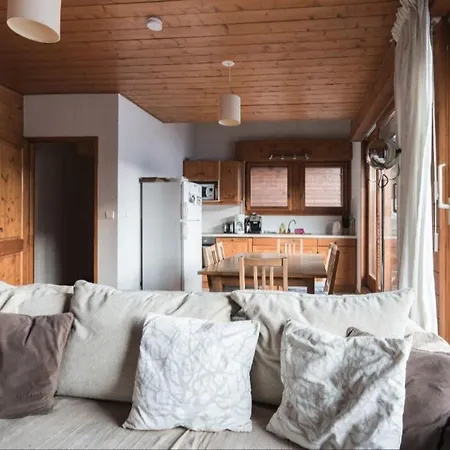 On Bus Route - Spacious - Sleeps 8 모르진