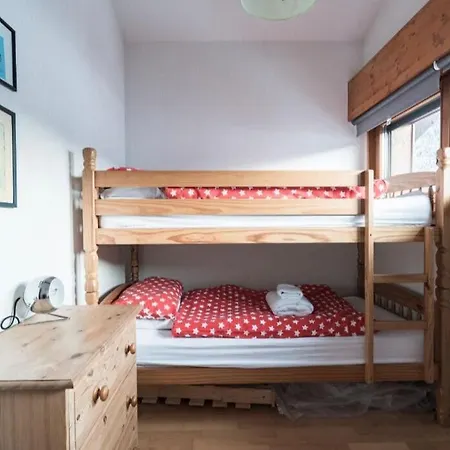 On Bus Route - Spacious - Sleeps 8