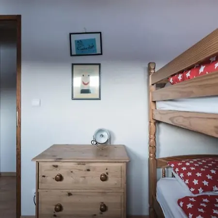 On Bus Route - Spacious - Sleeps 8 * 모르진