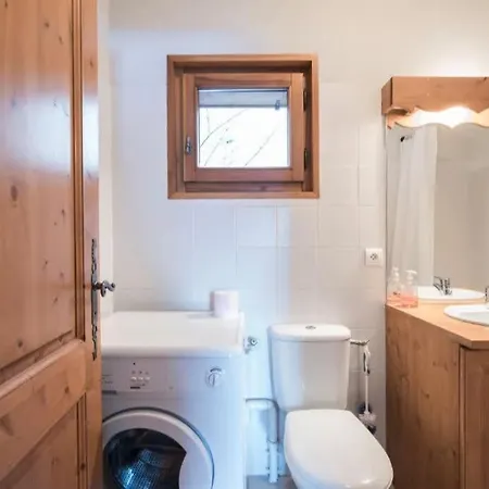 On Bus Route - Spacious - Sleeps 8 *