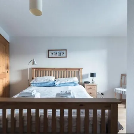 On Bus Route - Spacious - Sleeps 8 펜션