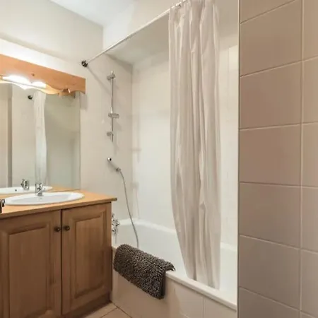 On Bus Route - Spacious - Sleeps 8 Semesterbostad