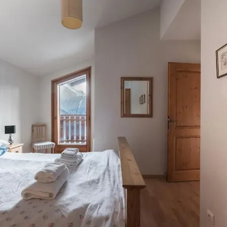 On Bus Route - Spacious - Sleeps 8 Semesterbostad