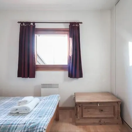 On Bus Route - Spacious - Sleeps 8