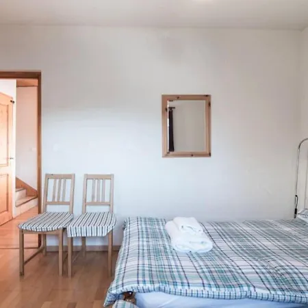 On Bus Route - Spacious - Sleeps 8 펜션 *