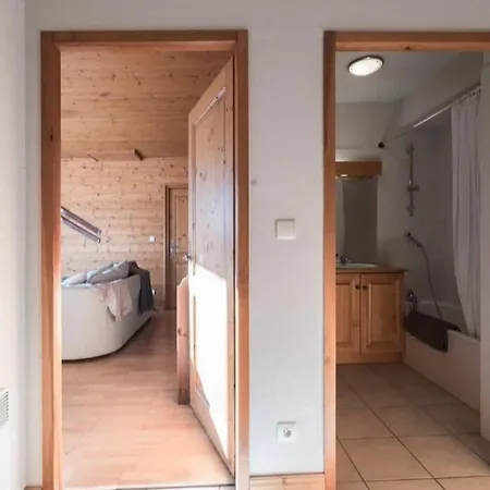 On Bus Route - Spacious - Sleeps 8 Semesterbostad
