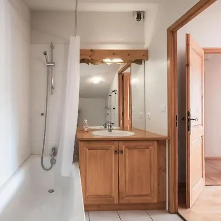 On Bus Route - Spacious - Sleeps 8 모르진