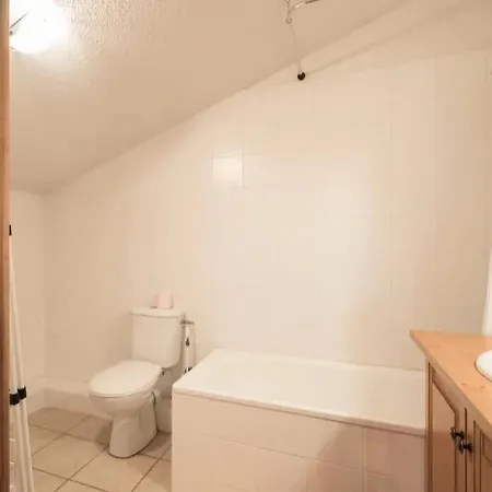 On Bus Route - Spacious - Sleeps 8 * 모르진