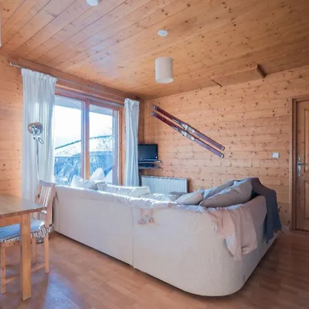 On Bus Route - Spacious - Sleeps 8 펜션
