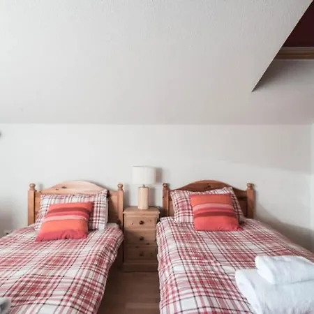 On Bus Route - Spacious - Sleeps 8 모르진